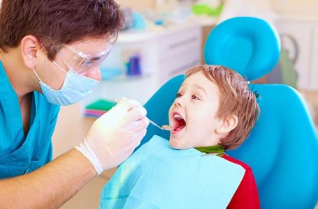 اهمیت مراجعه به دندانپزشک کودکان، چه خدماتی توسط این دندانپزشکان ارائه می شود؟